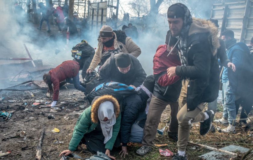 Situacija na grčko-turskoj granici eskalira; policija je ispalila suzavac na stotine migranata, na Twitteru se pojavile snimke