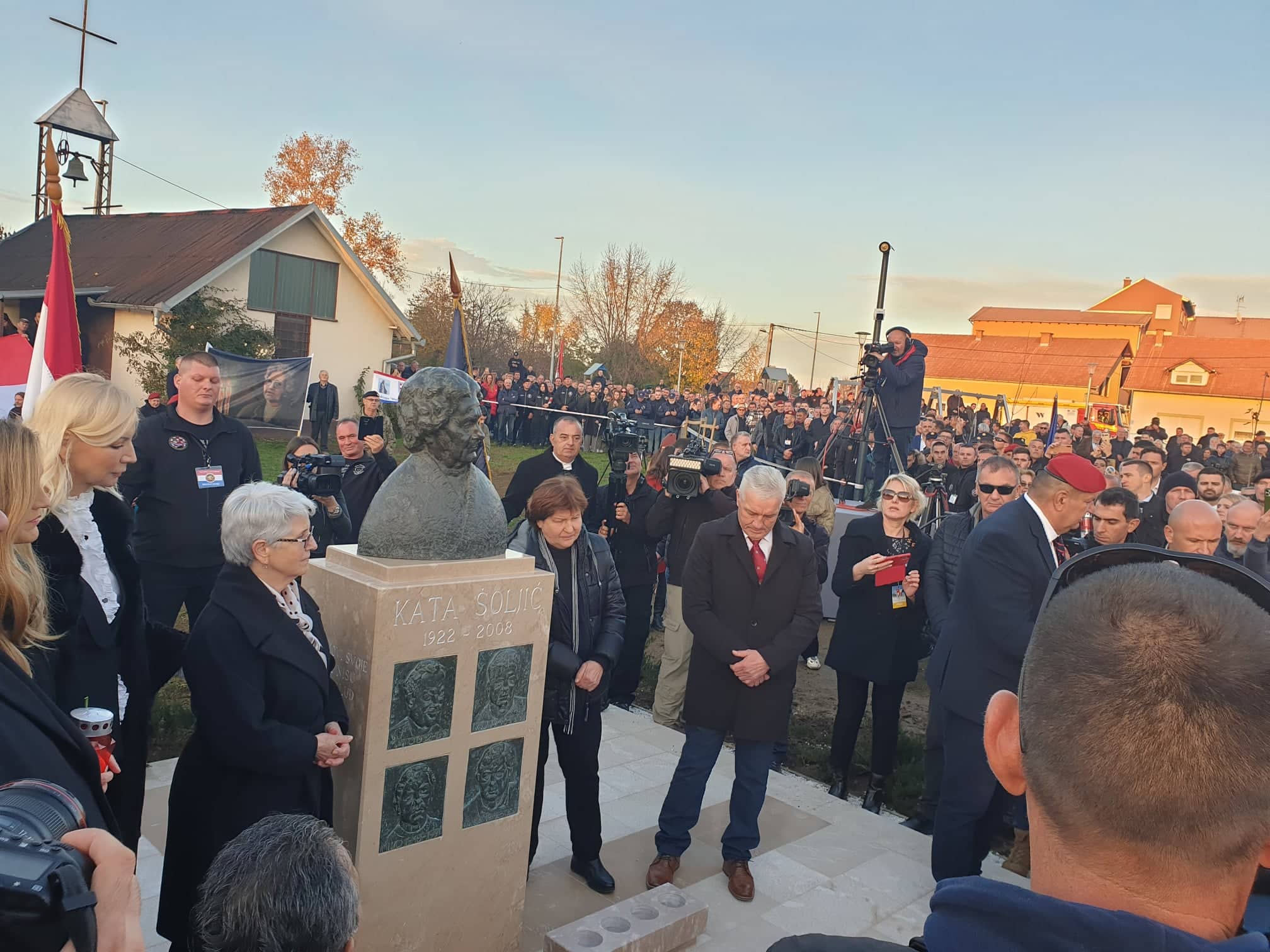 KONAČNO: Vukovar dobio spomenik Kati Šoljić i sinovima