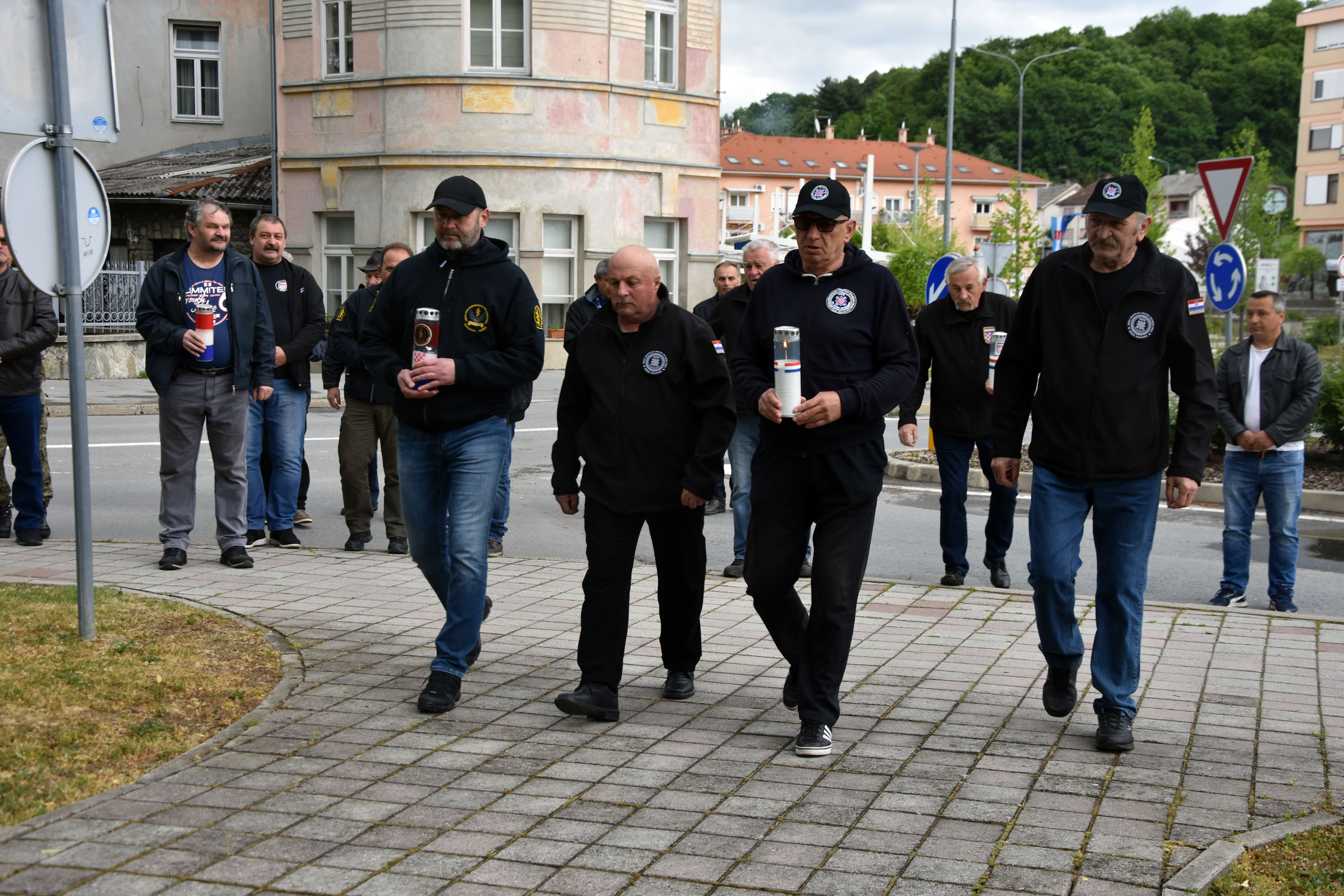 Udruge iz Domovinskog rata bivše općine Orahovica  predvođene Udrugom dragovoljaca hrvatskih obrambenih snaga Grada Orahovica odali počast svim poginulim u akciji “Bljesak”