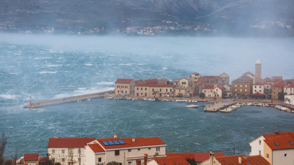 Zbog snažnog vjetra Dalmacija 'odsječena' na kopnu i na moru