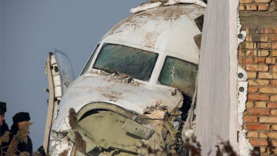 Avion sa 100 putnika se zabio u zgradu, spašavaju preživjele