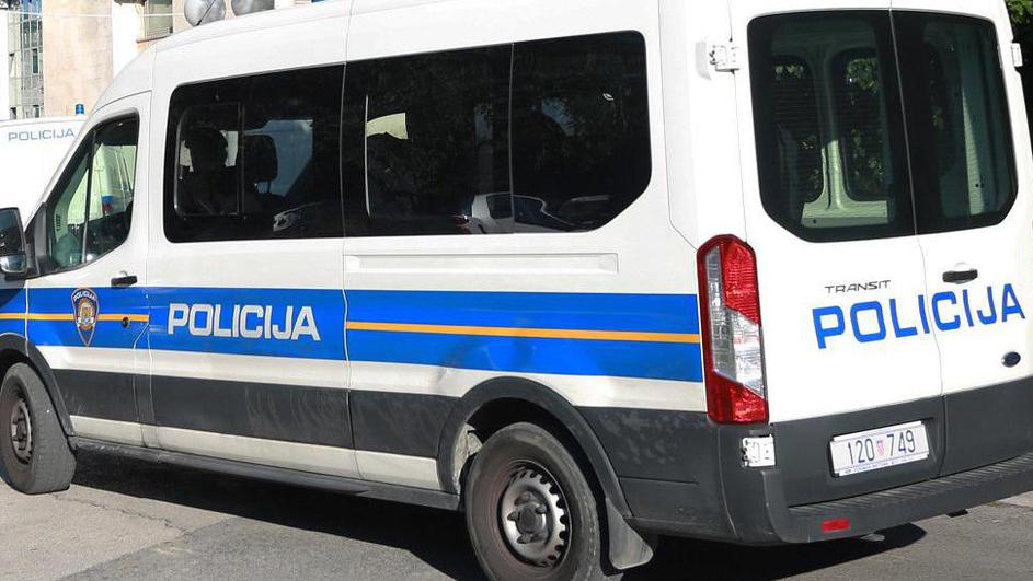 Nije povukao ručnu: Trčao je za autom pa pao s ruba garaže
