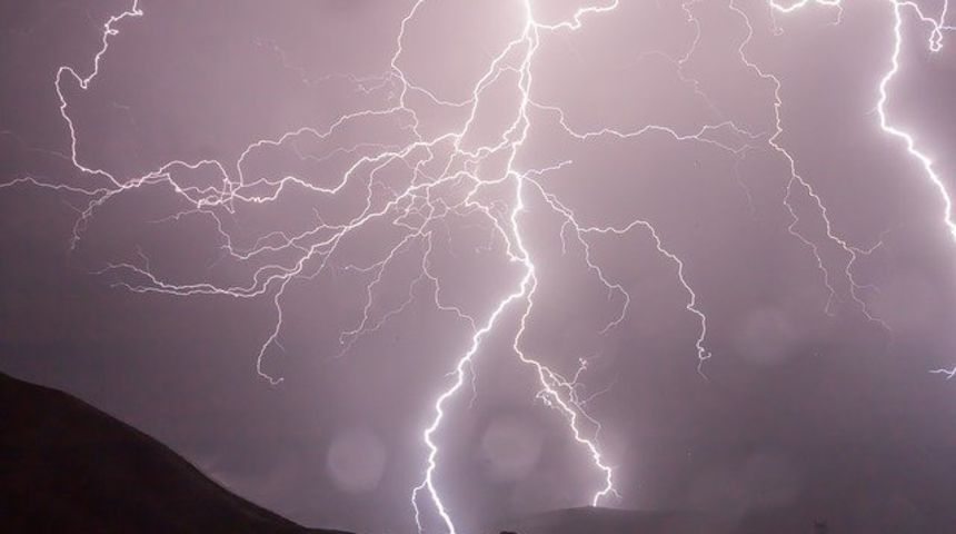 Snažno nevrijeme poharalo sjever Hrvatske: Vjetar rušio silose, stabla i krovove