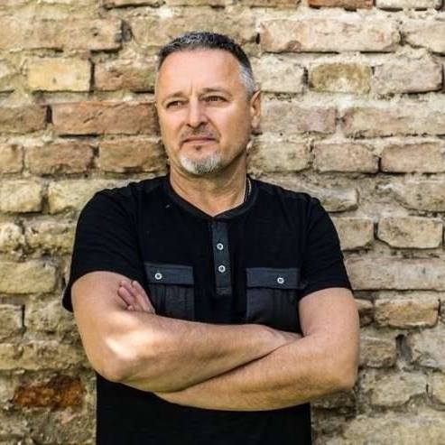 Thompson ponosno pokazao YouTube priznanje: “Hvala vam na 100.000 pretplatnika!”