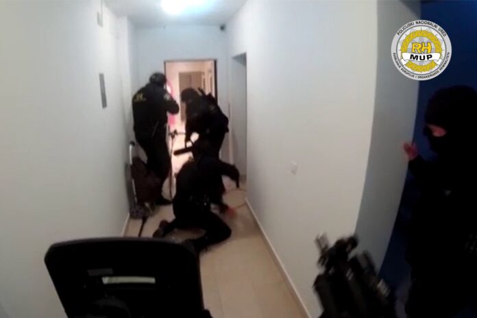 (VIDEO) MUP OBJAVIO SPEKTAKULARNE SNIMKE VELIKE AKCIJE: Kako su zapravo razbili i uhitili članove kriminalne skupine