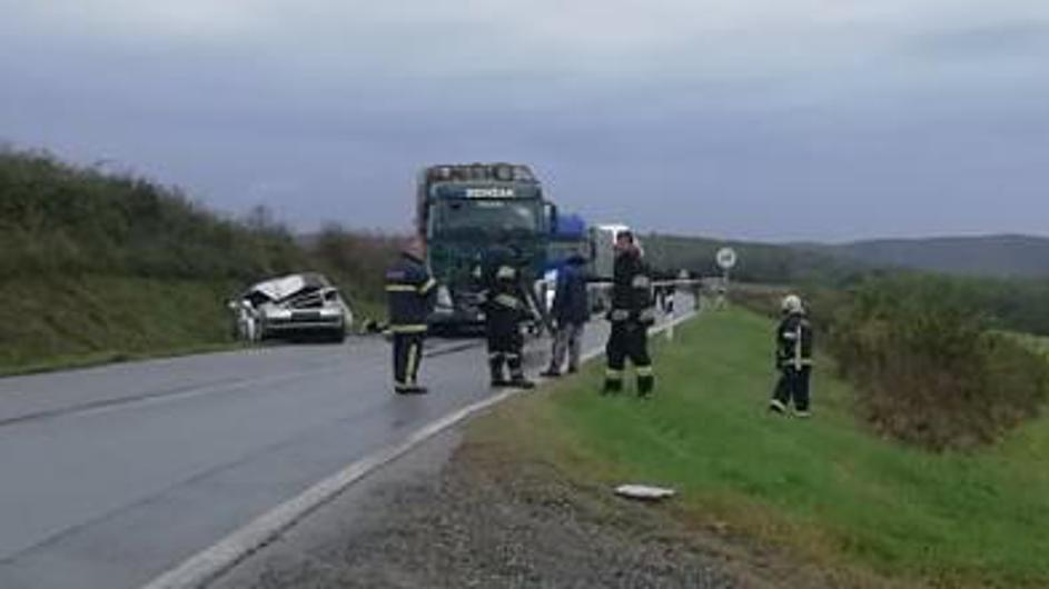 Zabio se u kamion i na mjestu poginuo. Auto skroz smrskan