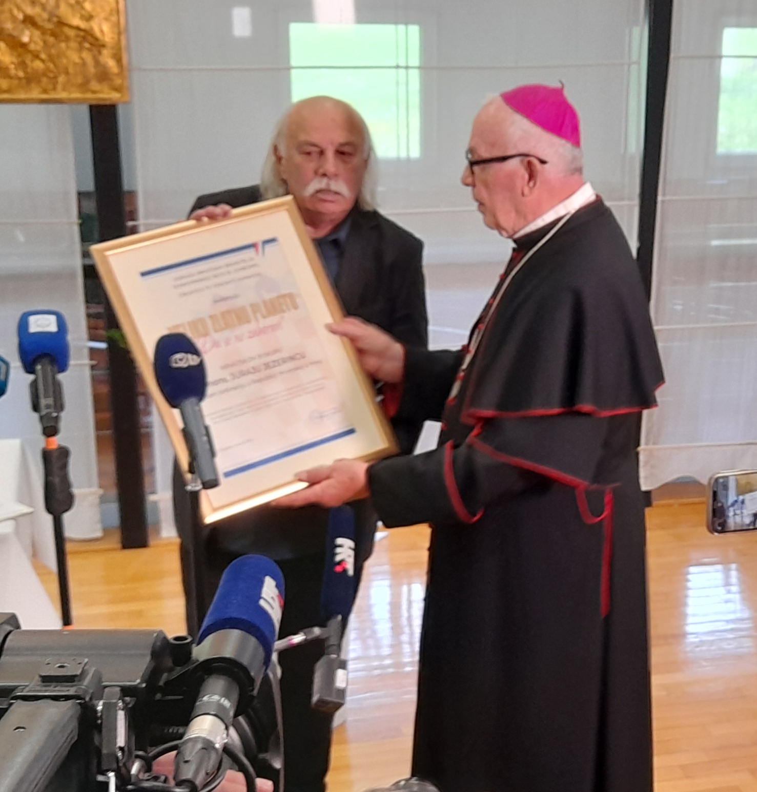 Biskupu u miru uručeno veliko braniteljsko priznanje!