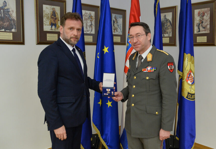 Ministar Banožić dodijelio generalu Franku medalju za civilno-vojnu suradnju kao najviši oblik priznanja