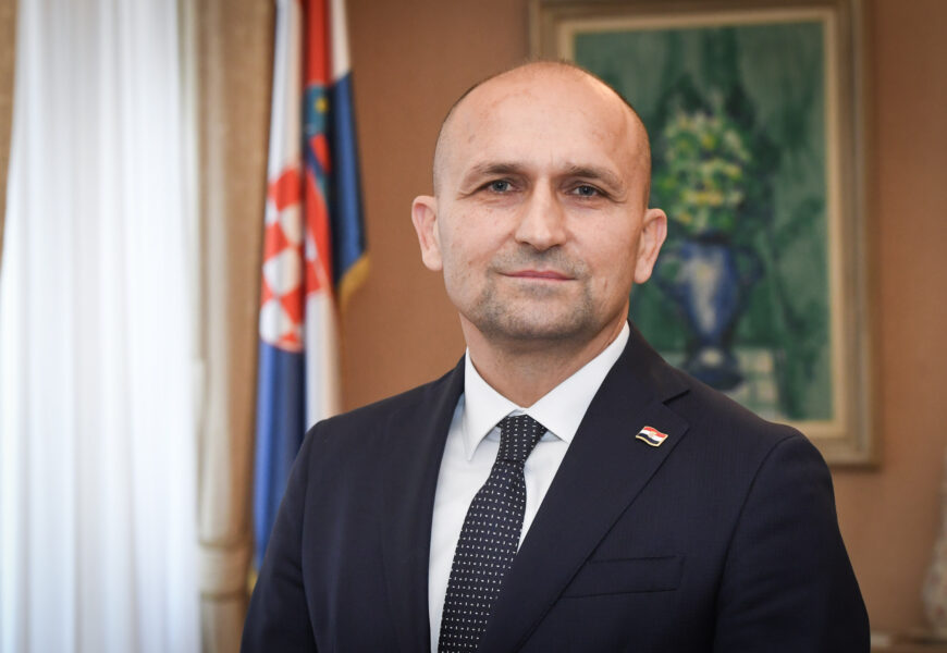Anušić na tribini u Zagrebu: Kritika na politiku Europske unije i upozorenje na sigurnosne prijetnje Hrvatskoj