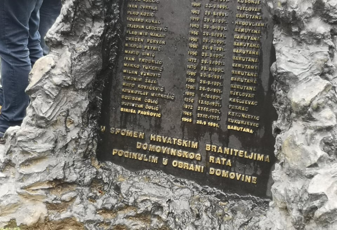ISPRAVLJENA NEPRAVDA PREMA MRTVOM BRANITELJU! Poginuo nakon suludog poteza majora Tepića: Tek sada mu je uklesano ime na spomenik