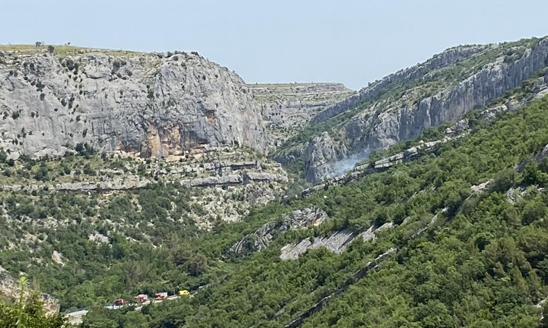 Vojni helikopter srušio se u Šibensko-kninskoj županiji - Pronađena dva tijela, traga se za trećim članom posade