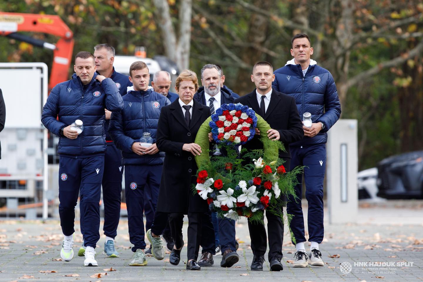 Hajdukovci posjetili Memorijalno groblje u Vukovaru i Ovčaru. S njima je bio i mladi igrač čijeg su oca teško ranili u Vukovaru