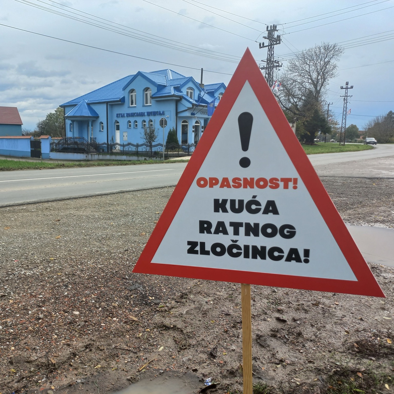 Šešelju pod prozorom niknuli znakovi upozorenja ‘Kuća ratnog zločinca’ u Hrtkovcima