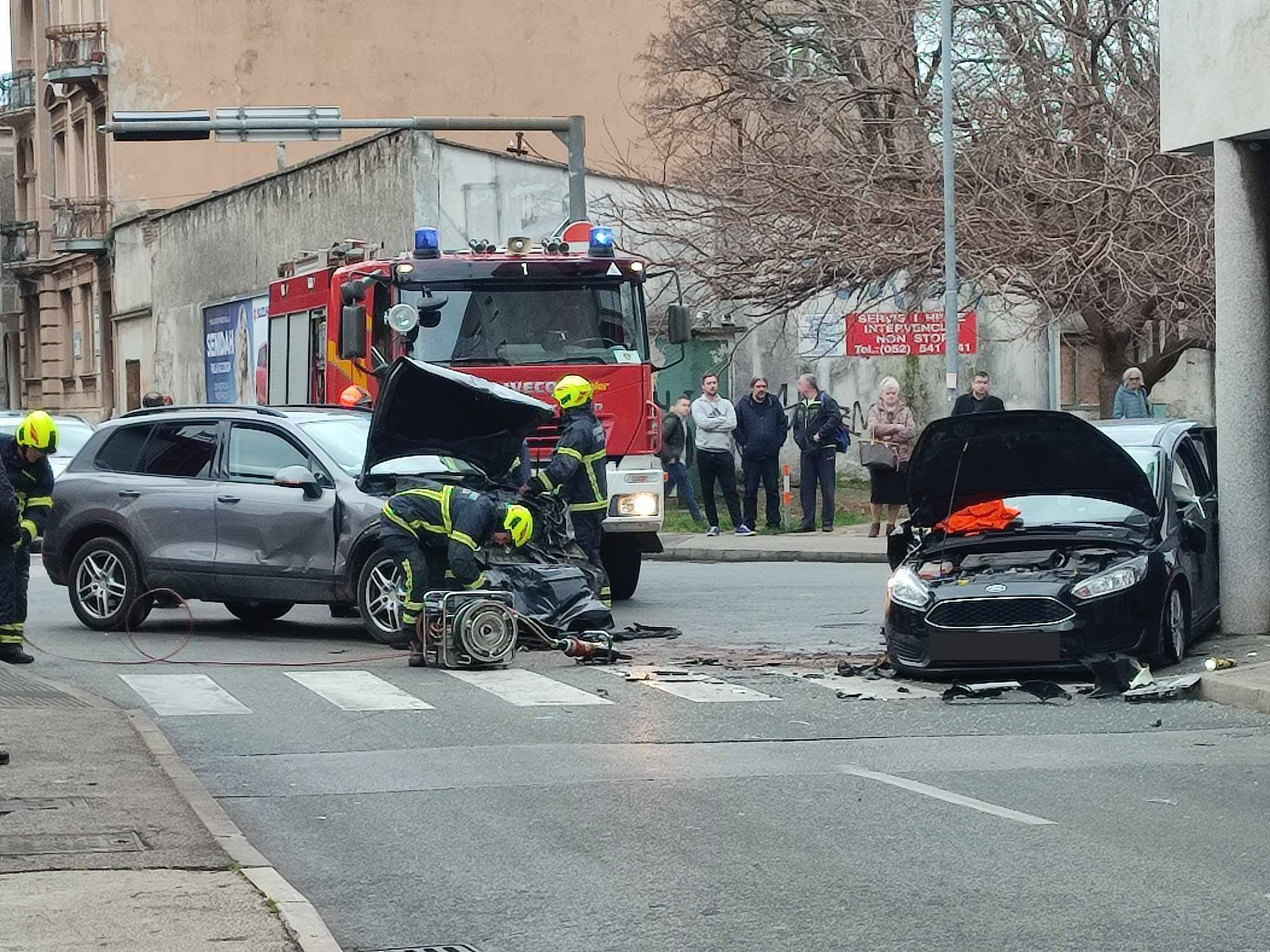 Teška nesreća u Puli: Vatrogasci izvlačili ljude iz auta, troje prevezeno u bolnicu