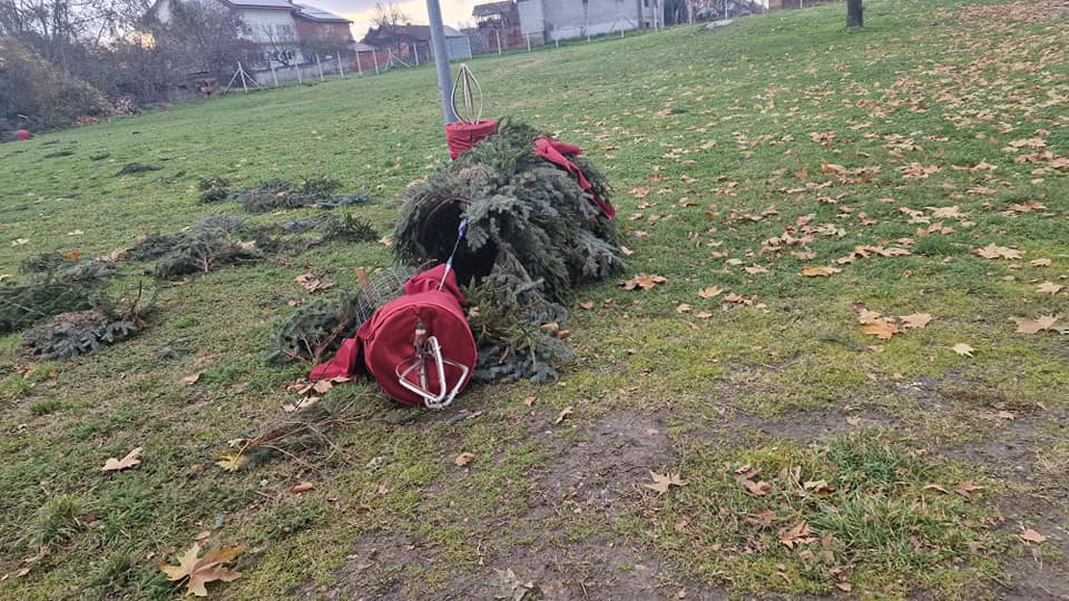 Vandalizam na prvu nedjelju došašća: Uništen adventski vijenac ispred vukovarske crkve