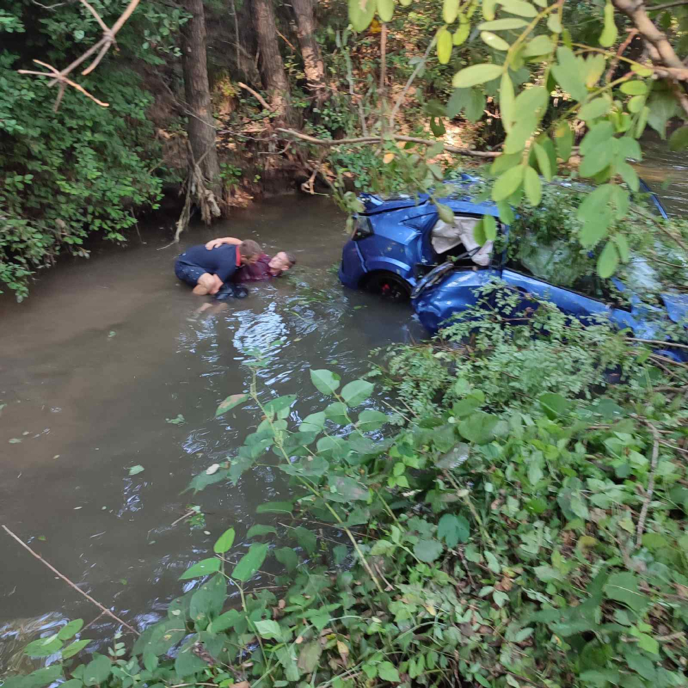 Autom sletio u Veličanku, ozlijeđene ostavio u vodi, a on pobjegao