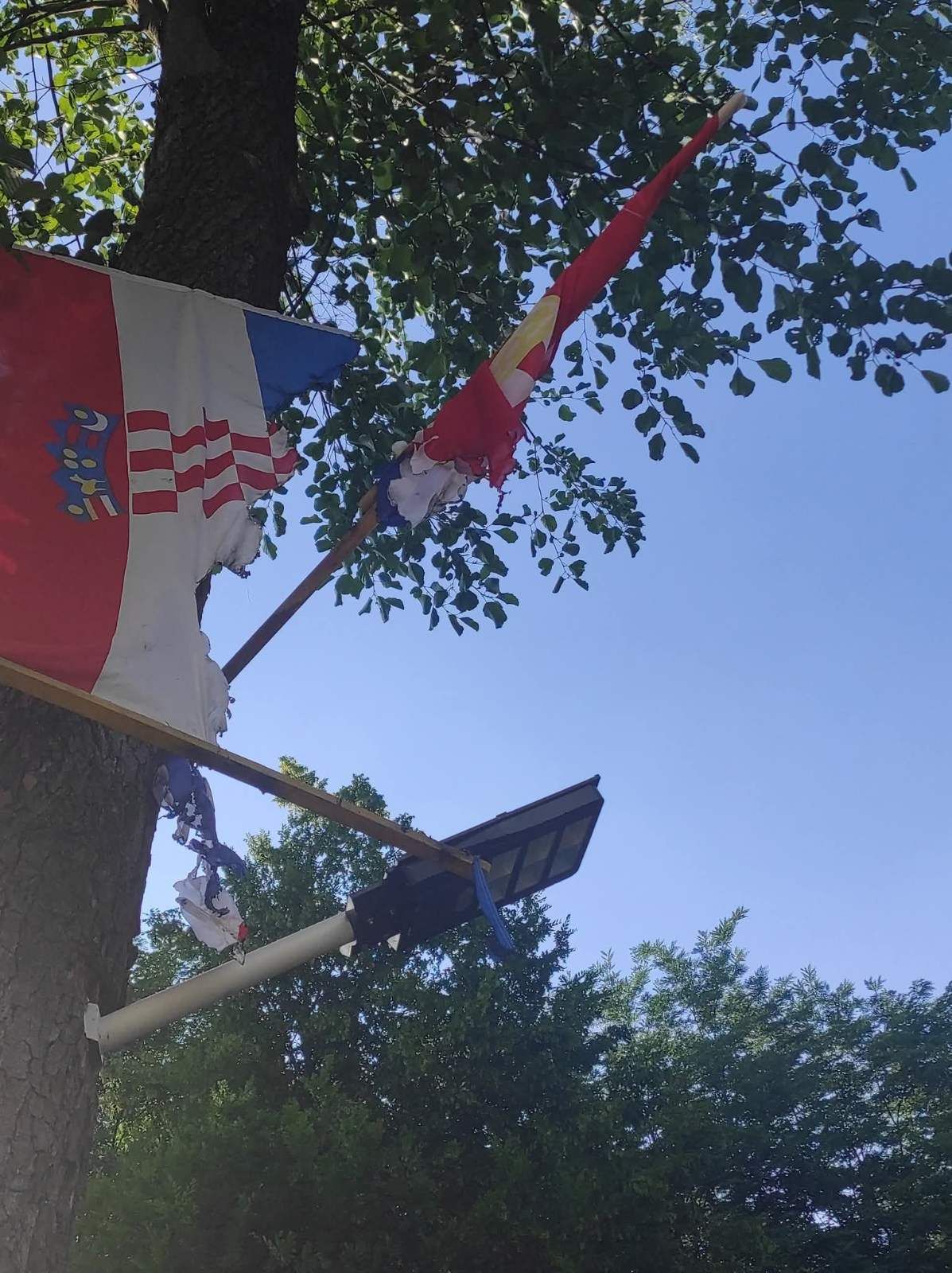 Spaljene hrvatske zastave kod Žepča: Branitelji povezuju vandalski čin s održavanjem koncerta Marka Perkovića Thompsona u Zagrebu
