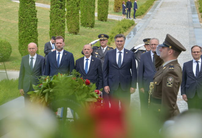 DRŽAVNI VRH SE POKLONIO NAJZASLUŽNIJIMA ZA DOPRINOS HV-u: Položeni vijenci na grobovima Tuđmana, Bobetka, Šuška…