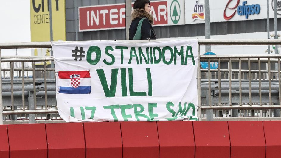Stanovnici Prečkog napravili su plakat: 'Vili, uz tebe smo...'