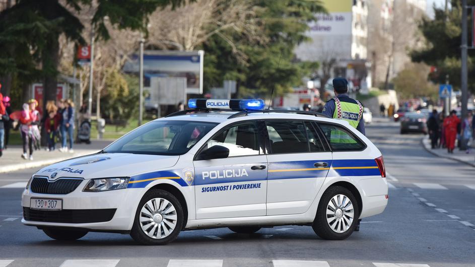 BMW-om im prepriječio put i pištoljem prijetio starijem paru