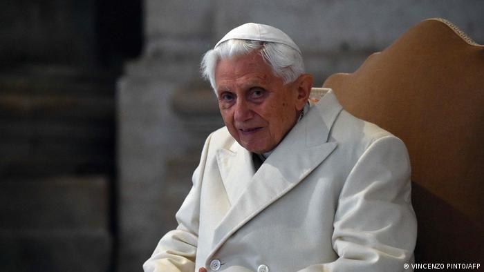 UMRO JE PAPA BENEDIKT XVI.!