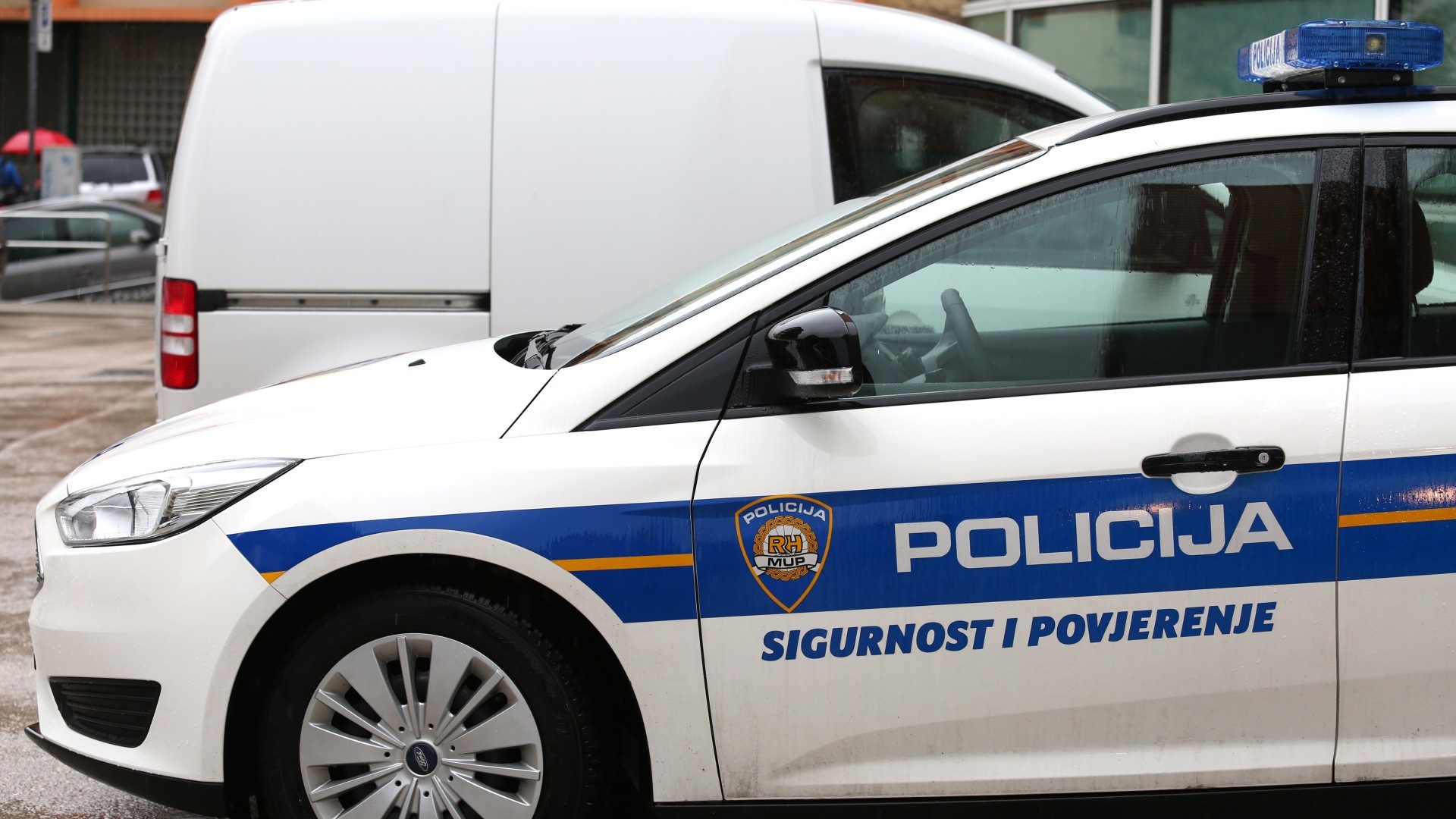 Oružana pljačka na cesti blizu Osijeka: Ukraden zasad neutvrđen iznos novca, ozlijeđena dvojica zaštitara