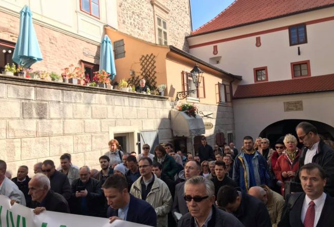 OPET SKANDAL? Hrvatska policija zabranila molitvu krunice na Trgu svetog Marka!