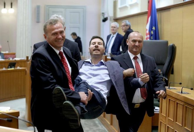 (VIDEO) NOVI PERNAROV INCIDENT: Danas je imao okršaj s Brkićem! Zaštitari se smijali