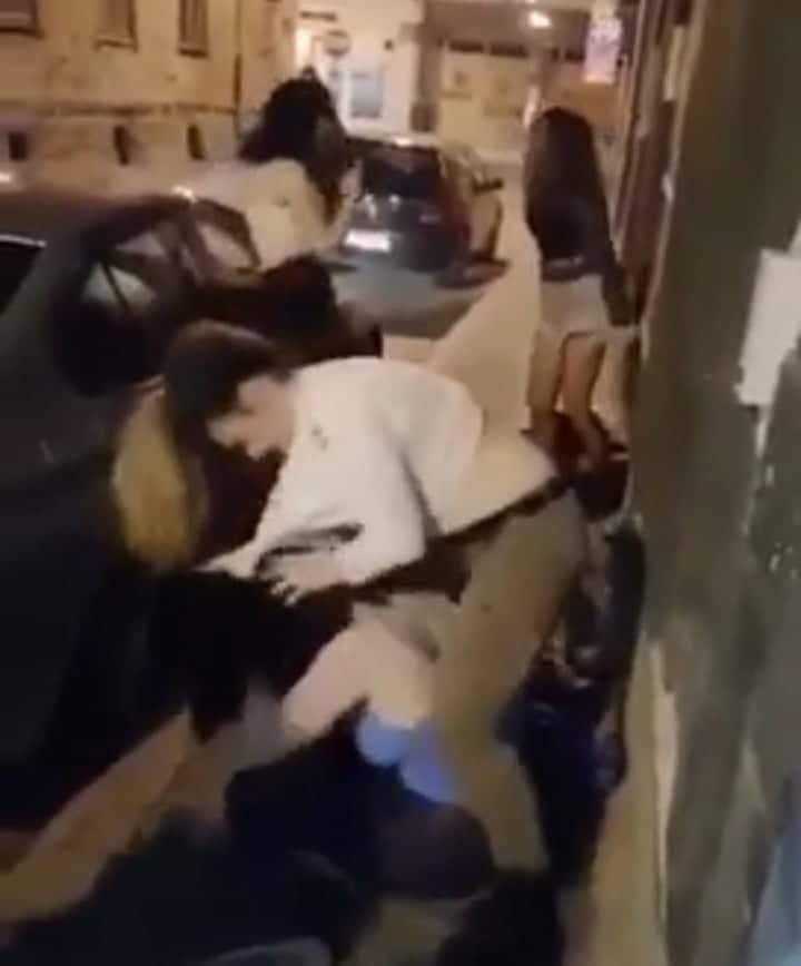 VIDEO Ispred noćnog kluba u Slavonskom Brodu potukle se četiri žene