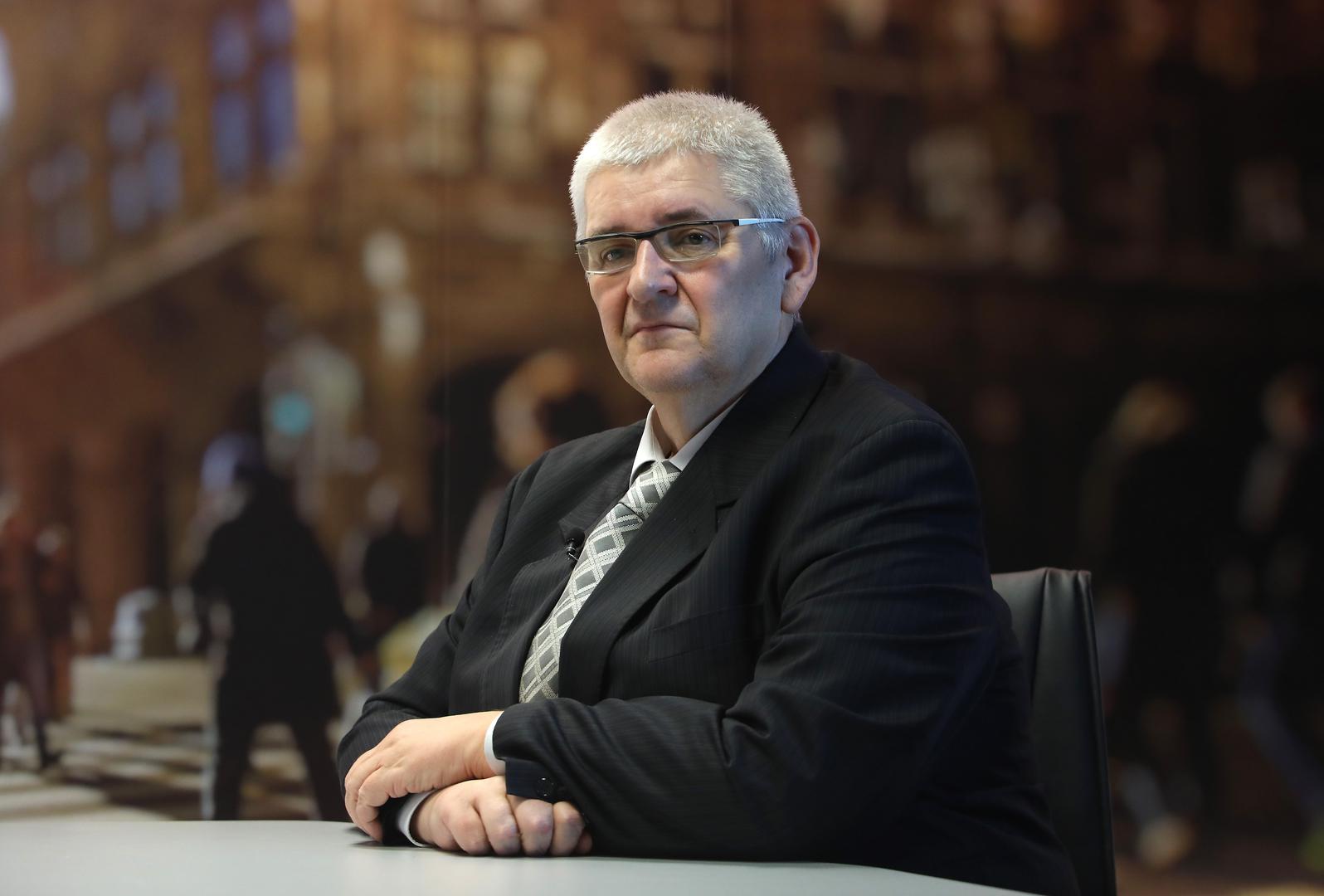 Đapić se obrušio na Škoru: 'Obraća se napaćenom narodu, a vozi se u Mercedesu'