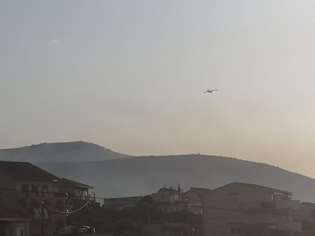 Požar u Segetu Gornjem od jutra gase kanaderi i vatrogasci