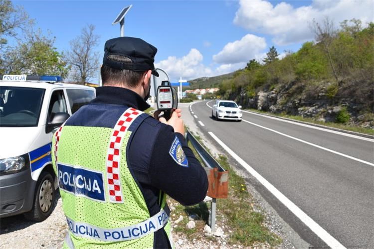 Šetao autocestom, pa ugrizao policajku!