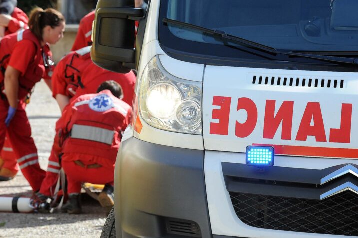 Policajac koji je sudjelovao u potjeri za ukradenim automobilom teško ozlijeđen; osumnjičenik nema vidljivih ozljeda