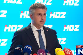 Život ljudi u Hrvatskoj sliči situaciji na tonućem Titanicu: Dok brod tone, orkestar svira i pravi se da je sve u najboljem redu
