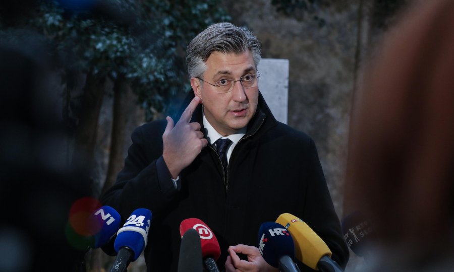 Plenković o političarima na prosvjedu: Svi ti junaci se boje male bijele vatice. Ako im je vatica problem, nisu junaci nego slabići, paraziti i politički profiteri