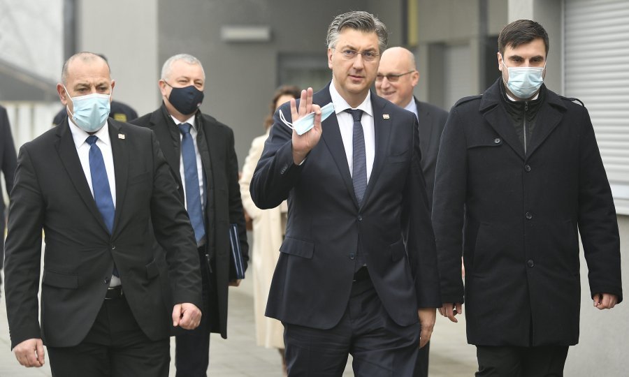 Plenković na Banovini: Završena je obnova 1106 kuća s manjim oštećenjima; dinamika ubrzava. Nemamo čarobni štapić