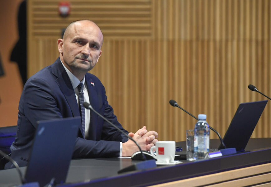 VOJSKA ZAPOŠLJAVA Ministar Anušić: Ove godine planiramo primiti 1332 osobe u Oružane snage Republike Hrvatske