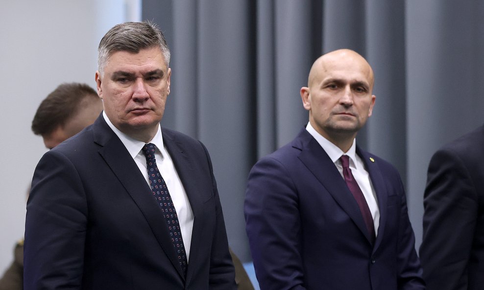 Rat na Facebooku: Anušić dopunio Milanovićevu anketu