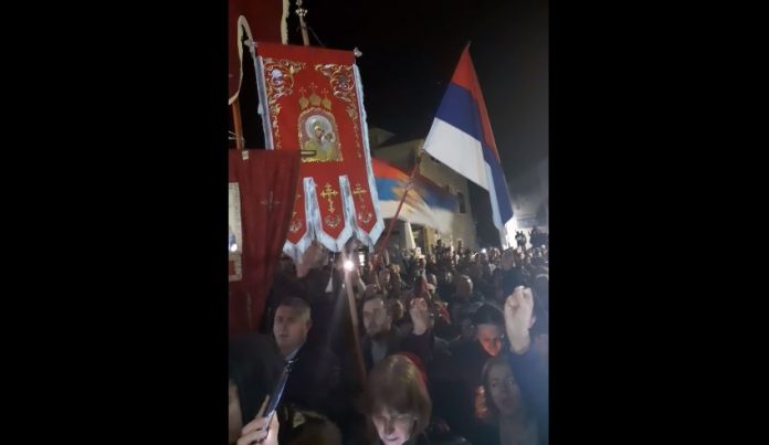 (VIDEO) SRBI ZAZIVAJU 90-te: Na masovnom skupu u Crnoj gori viču ”od Dubrovnika, Knina…kliče Srpstvo”