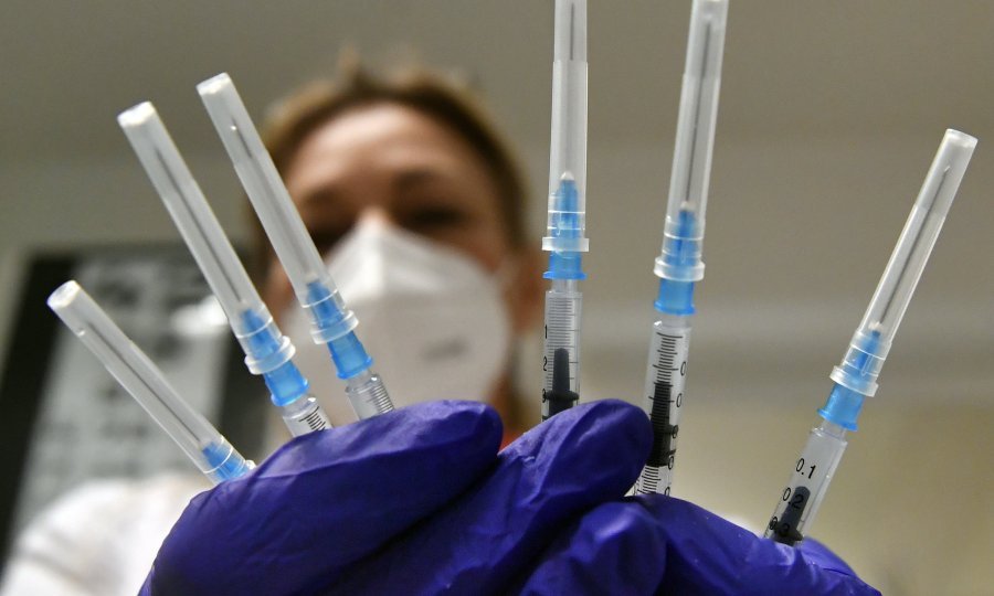 EMA: Cjepivo AstraZeneca može se i dalje primjenjivati; HALMED: Smrtni ishod u Hrvatskoj još se istražuje