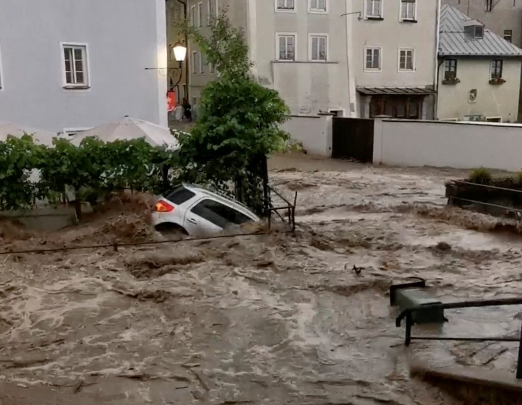 Dramatične snimke iz Austrije, bujične poplave nosile automobile