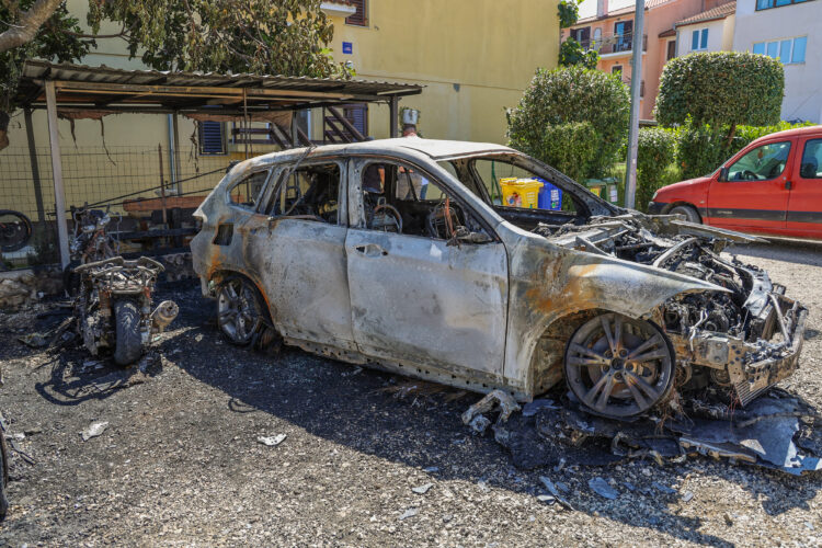 Policija uhitila muškarca zbog podmetanja požara pod automobil načelnika policije
