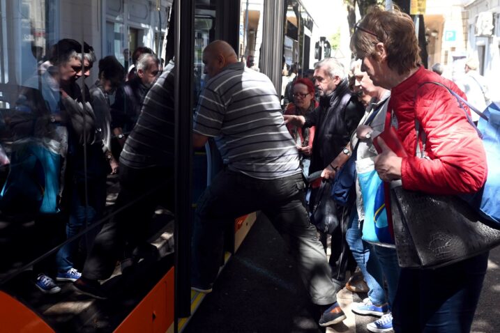 MANJAK VOZAČA  Autotrolej u rasulu. Od idućeg tjedna moguće redukcije i prigradskih linija, dnevno otpada i po dvjestotinjak polazaka autobusa