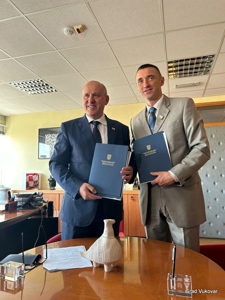 Ministar Bačić i gradonačelnik Penava u Vukovaru: Potpisani ugovori o stambenom fondu i razgovarali o aktualnoj političkoj situaciji