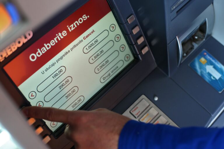 UVOĐENJE EURA  Ponesite gotovinu! Od Stare godine očekuju se problemi s mobilnim bankarstvom, a neki bankomati neće raditi do sredine siječnja