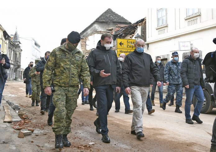 Banožić: Vojarna u kojoj se nalazi 400 civila ima oštećenja, doći će do premještanja