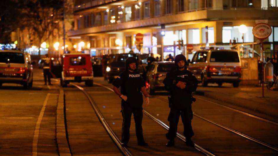 UŽIVO U Beču nema nastave, građani pozvani da ne izlaze: Preminula i četvrta žrtva, među ranjenima sedmero kritično. Napadač je podupriao ISIL, uz sebe imao i mačetu
