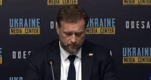 Banožić muku muči s engleskim: morate vidjeti kako se bori s unaprijed napisanim govorom, izgovor je urnebesan