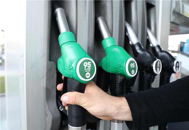 VOZAČE OVIH AUTOMOBILA OD PONOĆI DOČEKAO ŠOK! Opet poskupilo gorivo