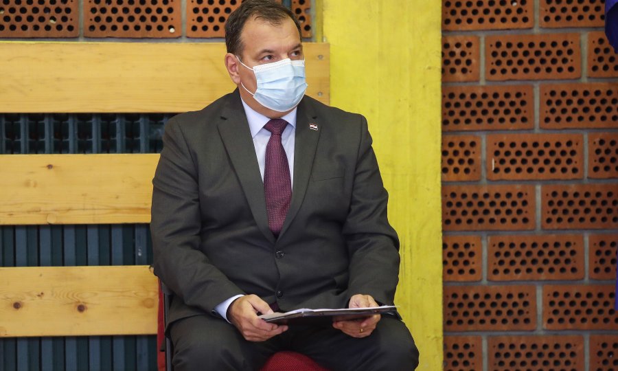 Beroš otkrio kako se osjeća: Ima temperaturu do 39,5; ne zna gdje se zarazio
